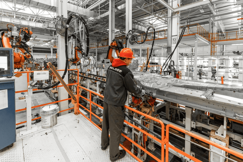 Linha de montagem industrial otimizando a produção com eficiência e qualidade