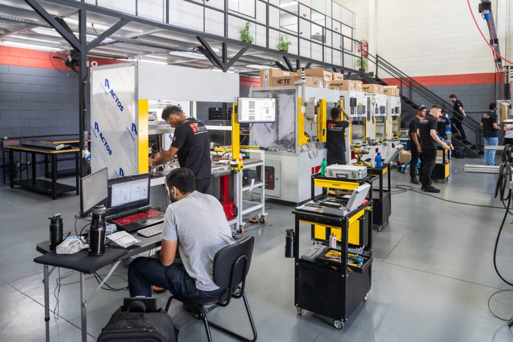 Equipe de especialistas em automação industrial em atividade